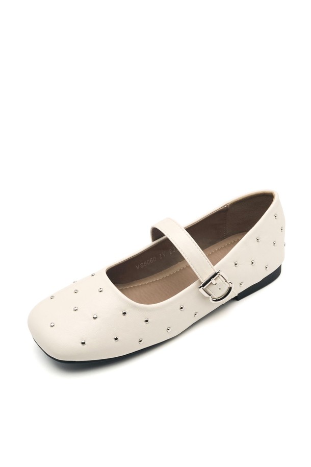 크림프 버클 메리제인 플랫 플랫슈즈 1cm -VS9060 (2color)는 여성용 플랫슈즈입니다. 스퀘어 앞코에 1cm 플랫 굽으로 편안함을 더했으며, 아이보리, 블랙 두 가지 색상으로 만나볼 수 있습니다. 메리제인 탑라인과 크림프 버클 디테일이 돋보이는 디자인으로, 봄, 여름, 가을 계절에 데이트룩, 카페룩, 쇼핑룩에 클래식, 미니멀, 캐주얼 스타일을 연출하기 좋습니다. 합성가죽 소재에 도트 무늬가 더해져 세련된 느낌을 줍니다. 버클 여밈으로 간편하게 착용할 수 있습니다.
