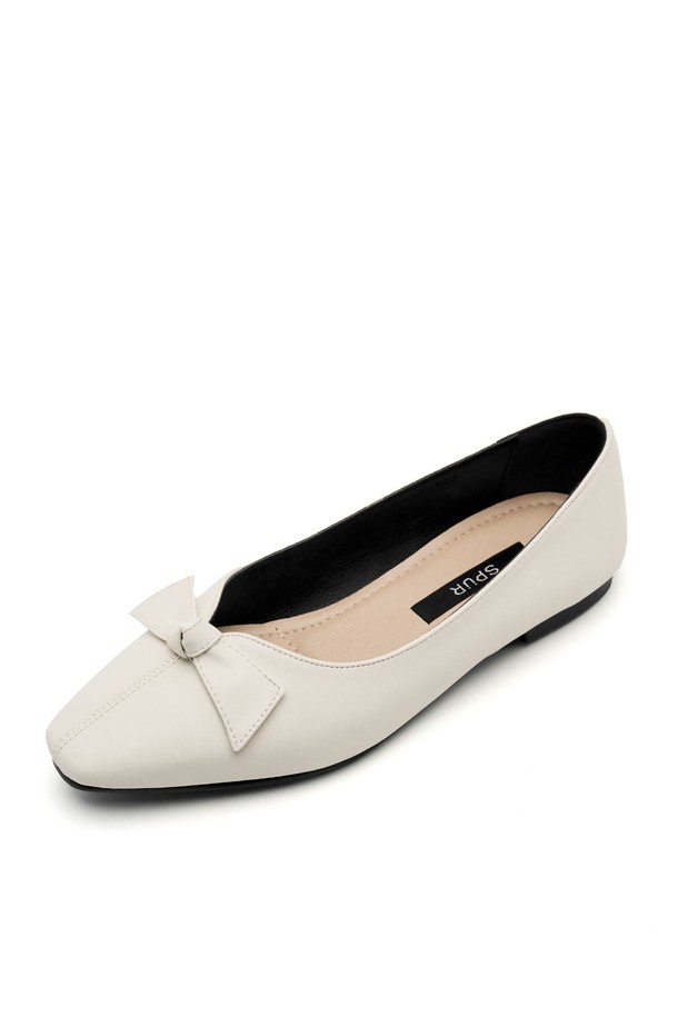 베로니카 오리가미 보우 플랫 플랫슈즈 1.5cm -VS8066 (5color)는 여성스러운 스타일을 완성해 줄 플랫슈즈입니다. 아이보리, 레드, 실버, 나일블루, 블랙 5가지 컬러로 출시되었으며, 일상생활에서 편안하게 착용하기 좋습니다. 스퀘어토 디자인에 오리가미 리본 디테일이 더해져 세련된 느낌을 주며, 유연한 밑창, 라텍스 중창, 쿠션감, 아치 서포트, 충격 흡수, 경량 기능으로 편안한 착용감을 선사합니다. 데이트룩, 카페룩, 출근룩 등 다양한 TPO에 맞춰 클래식, 미니멀, 시크한 스타일을 연출해보세요. 합성가죽, 마이크로파이버 소재로 제작되었으며, 슬링백 탑라인과 오픈형 디자인이 특징입니다.
