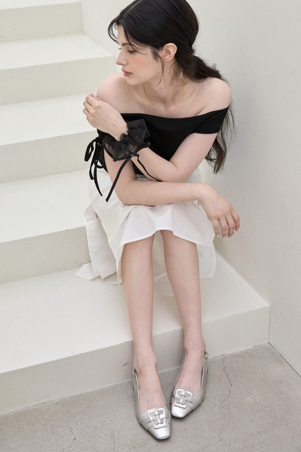 루나 버클 슬링백 펌프스 4cm -VS9085는 클래식, 미니멀, 시크 스타일을 추구하는 여성들을 위한 슬링백 펌프스입니다. 부드러운 합성가죽 소재로 제작되었으며, 4cm 로우힐 굽과 스퀘어 토 디자인으로 편안함과 세련됨을 동시에 잡았습니다. 버클 디테일이 돋보이며, 블랙, 베이지, 실버 3가지 컬러로 출시되어 데이트룩, 카페룩, 출근룩 등 다양한 TPO에 맞춰 폭넓게 활용할 수 있습니다. 봄, 여름 시즌에 어울리는 슬링백 스트랩 디자인은 발을 안정적으로 잡아주어 편안한 착용감을 선사합니다.
