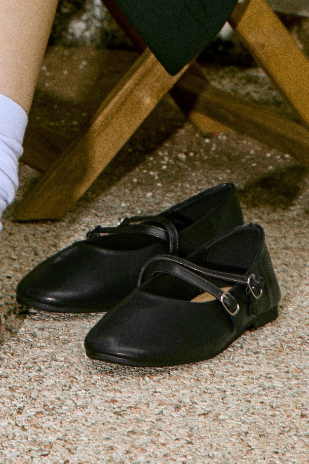 Odd Round Toe Strape Flats (오드 라운드 토 스트랩 플랫 슈즈) 1.5cm -VA9041은 미니멀한 디자인이 돋보이는 여성 플랫 슈즈입니다. 라운드 토우 디자인에 1.5cm 굽으로 편안한 착용감을 제공하며, 스트랩 디테일이 발을 안정적으로 감싸줍니다. 아이보리, 레드, 블랙 3가지 컬러로 출시되어 데이트룩, 카페룩 등 다양한 스타일에 매치하기 좋습니다. 미니멀, 클래식, 캐주얼 스타일을 즐겨 입는 분들께 추천하며, 논슬립 아웃솔과 포멀한 스퀘어 토 라인으로 실용성까지 갖췄습니다.
