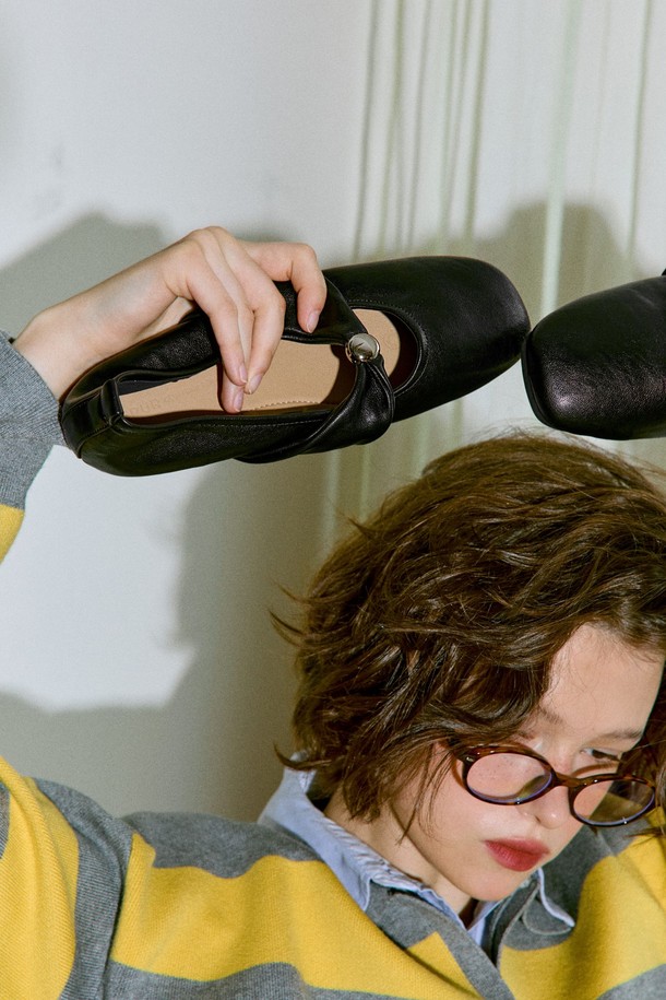 Elise Soft Twist Strap Flats (엘리스 소프트 트위스트 스트랩 플랫 슈즈 1.5cm) - VA9039는 부드러운 소프트 레더 타입의 여성 플랫슈즈입니다. 라운드 토우 디자인에 1.5cm 플랫 굽으로 편안함을 더했으며, 아이보리, 블랙 두 가지 색상으로 출시되었습니다. 일상, 데이트룩, 쇼핑룩 등 다양한 TPO에 미니멀, 클래식, 캐주얼 스타일로 연출하기 좋습니다. 발등을 감싸는 고무 밴드 디자인과 로우컷 탑라인이 특징이며, 수제작으로 제작되어 프리미엄 박스 포장으로 제공됩니다.
