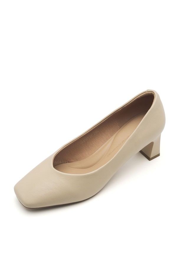 Lily Minimal Comfort 펌프스 5.5cm -VA9027 (3color)는 베이지, 아이보리, 블랙 3가지 색상으로 출시되어 데일리룩부터 포멀한 자리까지 소화 가능한 여성 펌프스입니다. 스퀘어토 디자인에 5.5cm 미들힐로 편안한 착화감을 선사하며, 합성가죽 및 고무 소재를 사용하여 제작되었습니다. 라텍스 쿠셔닝, 충격 흡수, 경량, 소프트 패딩 등의 기능과 논슬립 밑창으로 활동성을 높였습니다. 미니멀하고 시크한 스타일로 오피스룩, 출근룩, 모임룩에 매치하기 좋습니다. 봄, 여름, 가을, 겨울 사계절 내내 활용할 수 있는 필수템입니다.
