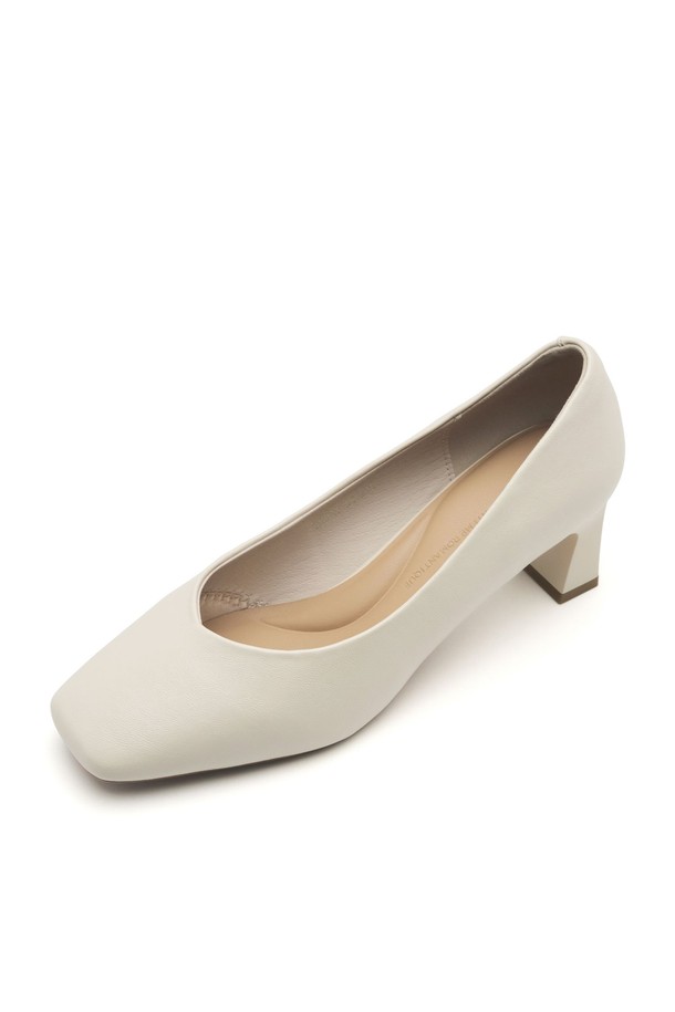 Lily Minimal Comfort Pumps 펌프스 5.5cm -VA9027 (3color)는 여성용 펌프스로, 미니멀하고 시크한 스타일을 추구하는 분들을 위한 데일리 슈즈입니다. 베이지, 블랙, 화이트 세 가지 색상으로 출시되어 출근룩, 오피스룩, 데이트룩 등 다양한 TPO에 맞춰 활용할 수 있습니다. 스퀘어 앞코 디자인에 5.5cm 미들힐 굽으로 편안함과 스타일을 동시에 잡았으며, 합성가죽 소재로 제작되었습니다. 무지 디자인으로 어떤 옷에도 잘 어울리며, 오픈형으로 시원하게 신을 수 있습니다. 봄, 여름, 가을 계절에 적합합니다.
