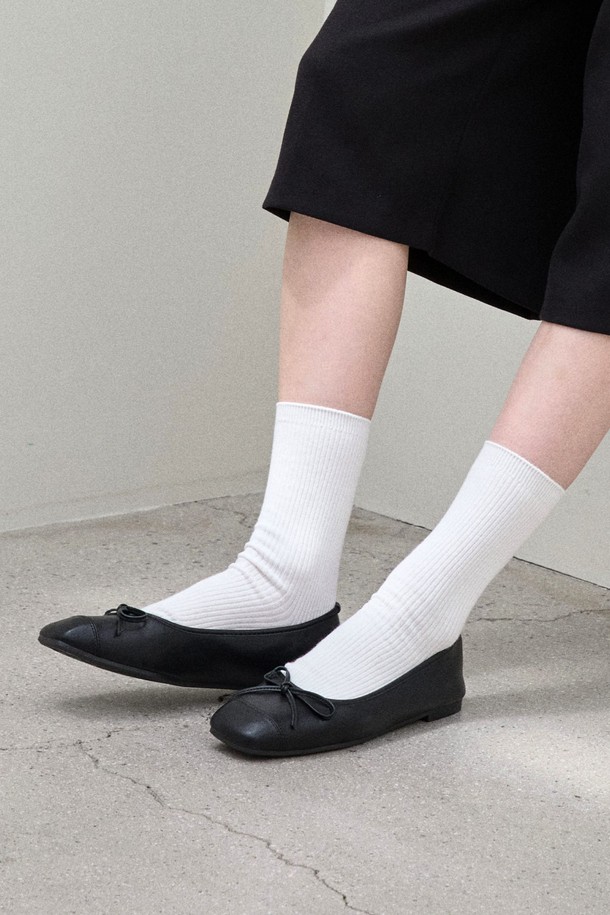 Rave (레이브) 리본 플랫슈즈 1.5cm -UA9037는 여성용 플랫슈즈입니다. 1.5cm 굽 높이의 라운드 앞코 디자인으로, 아이보리, 카멜, 레드, 브라운, 블랙 5가지 색상으로 출시되었습니다. 일상, 데이트룩, 모임룩, 클래식, 미니멀, 걸리시 스타일에 잘 어울립니다. 부드러운 합성가죽 소재에 슬립온 스타일로 편안하게 착용 가능하며, 리본 디테일이 여성스러운 포인트를 더합니다. 수제화로 제작되었으며, 프리미엄 박스 포장으로 소장 가치를 높였습니다. 발볼이 넓은 고객은 한 사이즈 업을 권장합니다.
