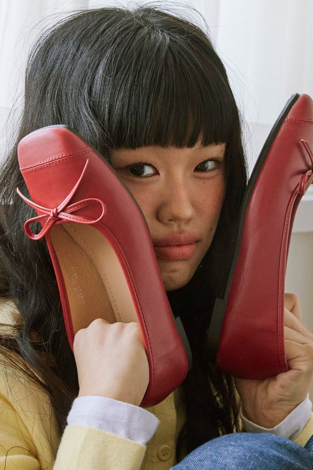 Rave(레이브) 리본 플랫슈즈 1.5cm -UA9037는 여성용 플랫슈즈입니다. 스퀘어 토 디자인에 아이보리, 카멜, 레드, 블랙 4가지 다채로운 색상으로 출시되었습니다. 일상, 데이트룩, 모임룩 등 다양한 TPO에 활용 가능하며, 클래식, 미니멀, 걸리시한 스타일을 연출하기 좋습니다. 1.5cm 플랫 굽에 합성가죽 소재, 안감 적용으로 편안한 착용감을 선사합니다. TR 몰드 아웃솔과 수제화 공법으로 제작되었으며, 프리미엄 박스 포장으로 소장 가치를 높였습니다. 발볼이 넓은 분은 한 치수 크게 선택하는 것을 권장합니다.
