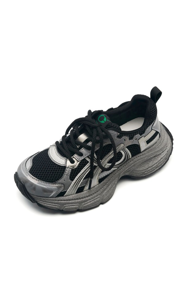 STARDUST SNEAKERS -CL0704 (2color)는 여성용 스니커즈로, 캐주얼, 미니멀, 클래식 스타일을 선호하는 분들을 위한 아이템입니다. 일상생활은 물론, 산책룩에도 잘 어울리는 디자인으로 사계절 내내 활용 가능합니다. 편안한 플랫 굽에 끈으로 여미는 디자인이 특징이며, 다양한 스타일에 매치하기 용이합니다. 두 가지 색상으로 출시되어, 고객의 취향에 맞는 선택이 가능합니다.
