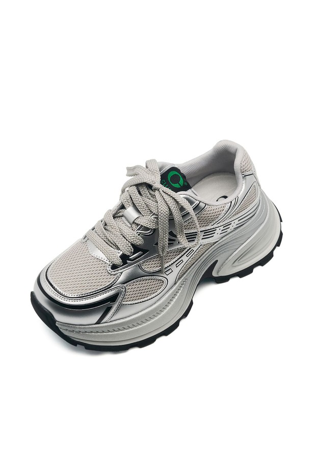 COSHER 스니커즈 -CL0702는 실버와 블랙 두 가지 색상으로 출시된 여성 스니커즈입니다. 메쉬, 폴리에스테르, 인조가죽, 고무 소재를 사용하여 제작되었으며, 통굽 디자인과 배색 패턴이 특징입니다. 산책룩과 러닝룩에 잘 어울리며, 스포티, 미니멀, 캐주얼 스타일을 연출하기 좋습니다. 안감은 메쉬 소재로 통기성을 높였으며, 리플렉티브 및 광택 디테일로 포인트를 더했습니다.
