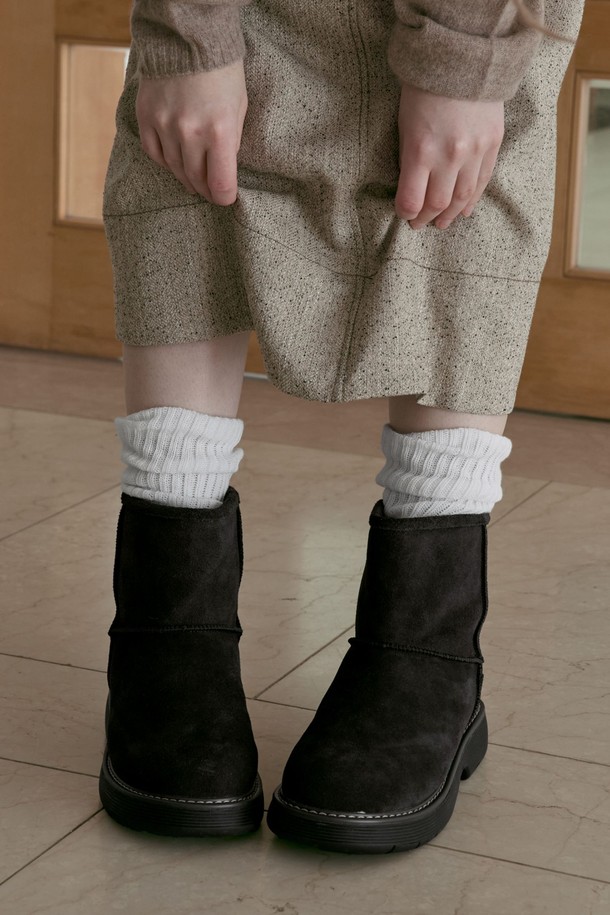 Lomft (롬프트) 소가죽 퍼 미들 부츠 4cm -UA9086는 여성 고객을 위한 미들 부츠입니다. 부드러운 소가죽 소재와 따뜻한 퍼 안감으로 가을, 겨울 시즌에 착용하기 좋습니다. 라운드 앞코와 4cm 미들힐 디자인으로 편안함과 스타일을 동시에 잡았습니다. 블랙, 브라운, 베이지 3가지 색상으로 출시되었으며, 지퍼형으로 간편하게 신고 벗을 수 있습니다. 클래식, 미니멀, 시크 스타일의 출근룩, 모임룩, 데이트룩에 다양하게 매치하여 세련된 분위기를 연출해보세요.
