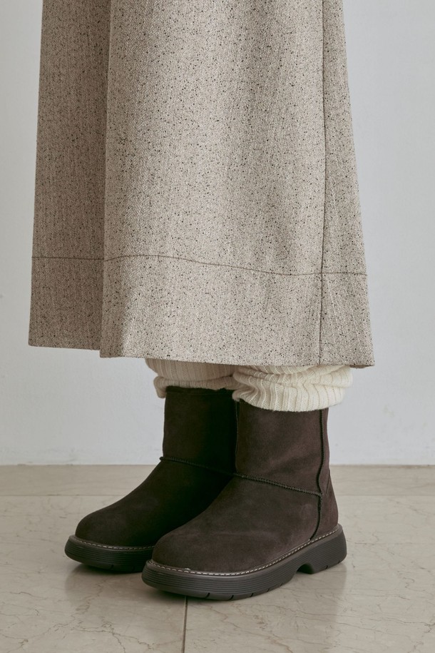 Lomft(롬프트) 소가죽 퍼 미들 부츠 4cm -UA9086 (3color)는 여성용 미들 부츠입니다. 부드러운 소가죽 소재에 4cm 미들힐로 제작되어 편안한 착용감을 선사합니다. 안감은 퍼(Fur)로 마감하여 보온성을 높였으며, 가을과 겨울철에 따뜻하게 신을 수 있습니다. 무지 디자인으로 클래식, 미니멀, 시크 스타일을 연출하기 좋으며, 출근룩이나 모임룩에 활용하기 좋습니다. 3가지 컬러 옵션으로 제공되어 다양한 스타일에 매치할 수 있습니다.
