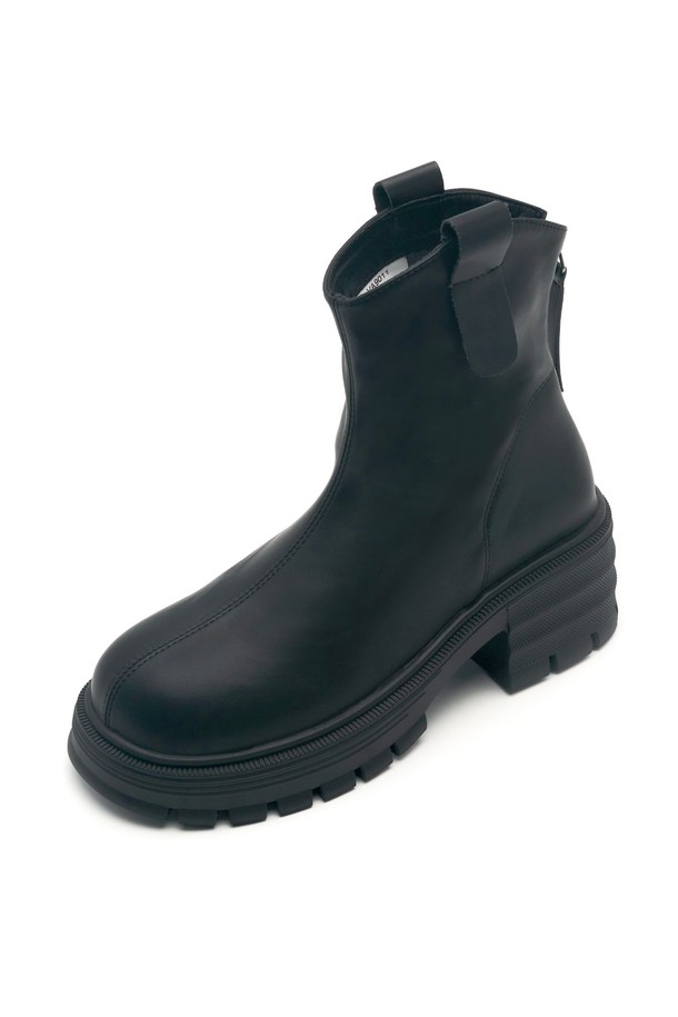 Balencia (발렌시아) 러기드 솔 앵클 부츠 7cm - VA9011 (2color)는 매트한 마감과 미니멀 디자인이 돋보이는 여성 앵클부츠입니다. 브라운과 블랙 두 가지 색상으로 출시되었으며, 라운드 토우와 발볼이 넓어 편안한 착용감을 선사합니다. 굽 높이 7cm의 청키힐과 러기드 아웃솔은 발목 안정성을 제공하며, 스웨이드 안감과 핸드메이드 제작으로 고급스러움을 더했습니다. 일상 및 출근룩에 시크하고 클래식한 스타일을 연출하기 좋으며, 백지퍼 디테일로 간편하게 신고 벗을 수 있습니다.
