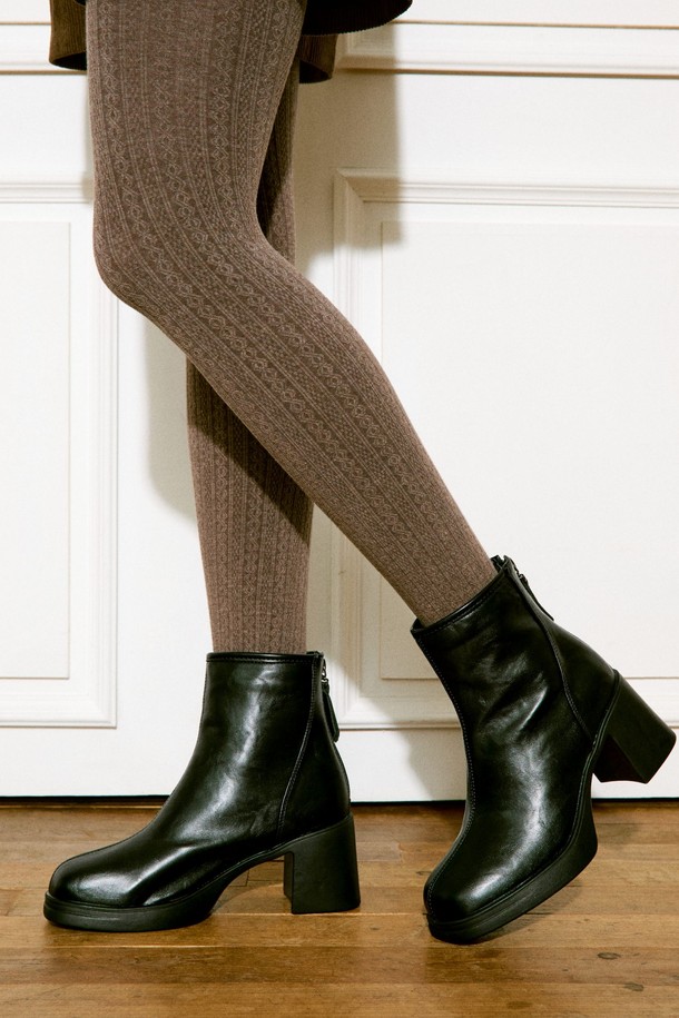 Valen(발렌) 스퀘어 토 앵클 부츠 VA9010은 여성 고객을 위한 신발입니다. 브라운과 블랙 2가지 색상으로 출시되었으며, 가을과 겨울에 착용하기 좋습니다. 7.5cm 굽 높이에 청키힐 디자인으로 안정감을 더했으며, 스퀘어 토와 백지퍼 디테일로 심플하면서도 시크한 매력을 선사합니다. 합성가죽과 스웨이드 소재를 사용하여 고급스러운 느낌을 주며, 안감 또한 스웨이드로 마감하여 부드러운 착용감을 제공합니다. 출근룩, 모임룩, 데이트룩 등 다양한 TPO에 클래식, 미니멀, 시크한 스타일을 연출하기 좋은 아이템입니다.
