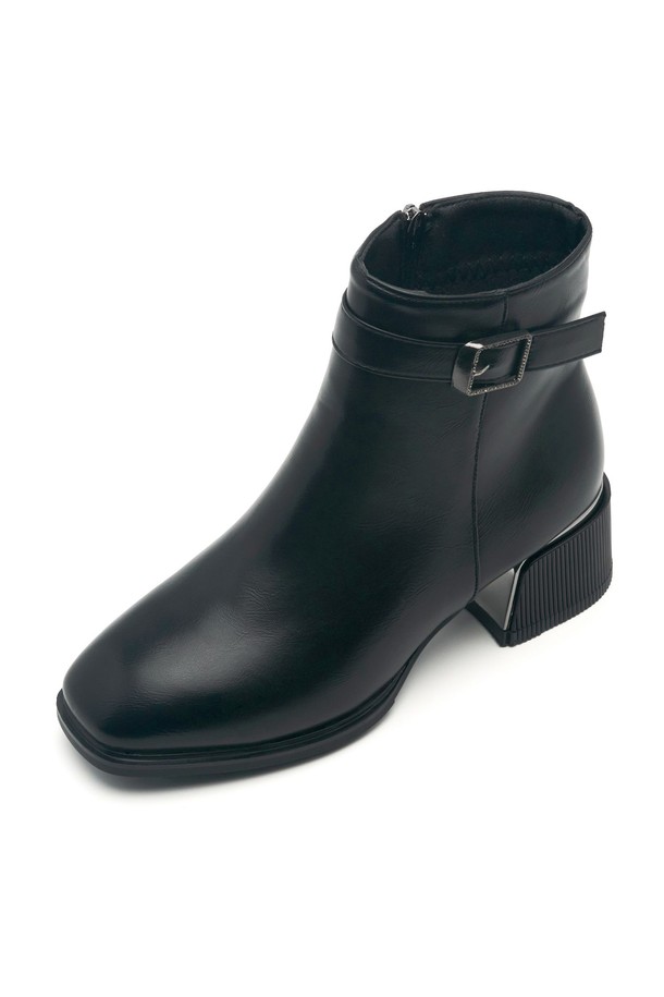 Cathrine Mid Block 앵클 부츠 5.5cm -VA9008 (2color)는 가을, 겨울 시즌을 위한 여성 앵클 부츠입니다. 브라운과 블랙 두 가지 색상으로 제공되며, 일상, 출근, 모임, 데이트 등 다양한 TPO에 어울립니다. 5.5cm 청키힐에 스퀘어토 디자인으로 시크하고 미니멀한 스타일을 연출하며, 안감 기모와 인조가죽 소재로 제작되어 따뜻하고 편안한 착용감을 선사합니다. 메탈 스퀘어 버클과 힐 장식이 세련된 포인트를 더하며, 사이드 지퍼와 핸드메이드 마감으로 고급스러움을 더했습니다.
