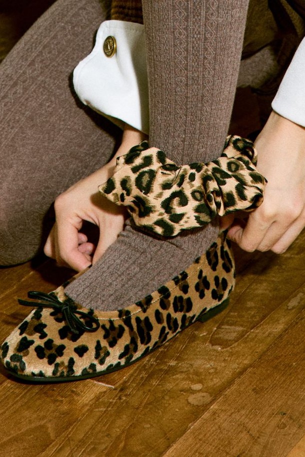 **Odd Bow (오드 보우) 리본 플랫슈즈 2cm - VA8047 (3color)**

부드러운 인조/합성 가죽 소재에 라운드 토 디자인으로 편안함을 더한 여성 플랫슈즈입니다. 2cm 굽 높이의 플랫 슈즈로, 발등의 리본 장식이 여성스러운 매력을 선사합니다. 발을 부드럽게 감싸는 합성가죽 안감과 탄성 밴드 적용으로 편안한 착화감을 제공하며, 가벼운 무게로 활동성을 높였습니다. 머스타드, 레오파드, 블랙 세 가지 컬러와, 캐주얼, 클래식, 미니멀 스타일 모두 소화 가능한 활용도 높은 아이템입니다. 데이트룩, 모임룩에 포인트 아이템으로 추천합니다.
