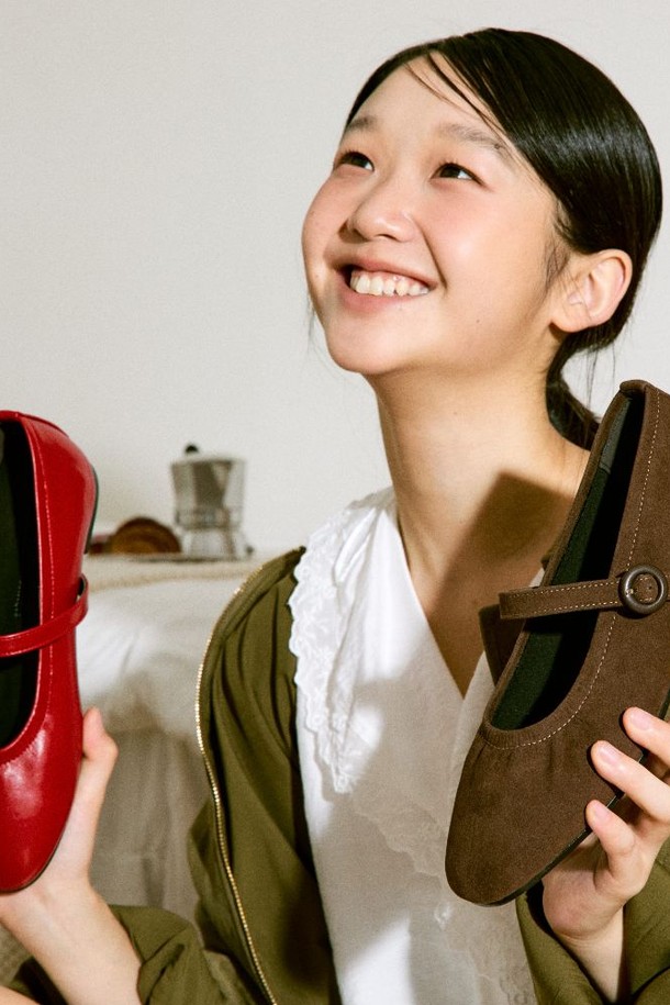 Odd (오드) 메리제인 플랫슈즈 2cm -VA8049는 여성 고객을 위한 플랫슈즈입니다. 라운드 토우 디자인에 발등 스트랩과 메리제인 탑라인이 돋보이는 클래식하고 걸리시한 스타일의 슈즈입니다. 일상 및 포멀한 자리에 모두 잘 어울리며, 봄, 가을에 착용하기 좋습니다. 합성가죽과 마이크로파이버 소재로 제작되었으며, 2cm 플랫 굽에 라텍스 쿠션 인솔과 유연한 TPR 아웃솔, 신축성 있는 밴드로 편안한 착용감을 선사합니다. 에스프레소, 블랙, 레드 세 가지 색상으로 제공됩니다.
