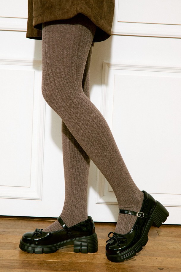 "Odd (오드) 메리제인 리본 플랫폼 로퍼 6.5cm -VA9033"은 여성용 로퍼로, 일상, 데이트룩, 모임룩, 출근룩 등 다양한 TPO에 어울리는 아이템입니다. 블랙, 아이보리 두 가지 색상으로 출시되었으며, 스퀘어라운드 앞코 디자인과 리본 장식이 특징입니다. 6.5cm 플랫폼 굽으로 다리 라인을 살려주며, 합성가죽과 마이크로파이버 소재로 제작되어 편안한 착용감을 선사합니다. 라텍스 쿠션 인솔, 경량 디자인, 충격 흡수 기능으로 장시간 착용에도 무리가 없으며, 클래식, 미니멀, 걸리시 스타일을 연출하기 좋습니다. 버클과 메리제인 탑라인, 무지 패턴이 특징이며, 핸드메이드 공정으로 제작되어 높은 퀄리티를 자랑합니다.
