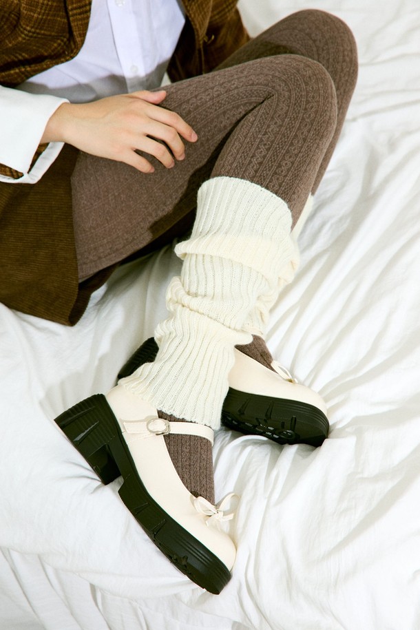 Odd(오드) 메리제인 리본 플랫폼 로퍼 6.5cm -VA9033은 여성용 로퍼로, 아이보리, 블랙 두 가지 색상으로 출시되었습니다. 스퀘어 라운드 앞코에 리본 디테일이 더해져 걸리시한 무드를 연출하며, 메리제인 탑라인과 버클 여밈으로 클래식한 디자인을 강조합니다. 6.5cm 플랫폼 굽이 다리 라인을 더욱 슬림하게 보이도록 도와주며, 라텍스 중창, ZE-RUN 솔라이트 아웃솔, 핸드크래프트 제작으로 편안함과 내구성을 높였습니다. 봄, 가을 시즌 데이트룩, 오피스룩, 모임룩 등 다양한 TPO에 미니멀하면서도 세련된 스타일을 더해줍니다.
