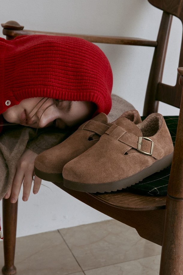 Bleubon(블루본) 소가죽 스웨이드 로퍼는 부드러운 소가죽 스웨이드 소재로 제작되어 편안한 착용감을 선사합니다. 굽 높이 3.5cm의 로우힐 디자인에 라운드 앞코로 여성스러운 실루엣을 강조하며, 브라운 컬러는 클래식, 미니멀, 캐주얼 등 다양한 스타일과 훌륭하게 어울립니다. 출근룩, 모임룩 등 TPO에 구애받지 않고 폭넓게 활용할 수 있으며, 버클 디테일이 세련된 포인트를 더합니다. 봄, 가을 시즌에 이상적인 이 로퍼는 당신의 발걸음에 우아함을 더해줄 것입니다.
