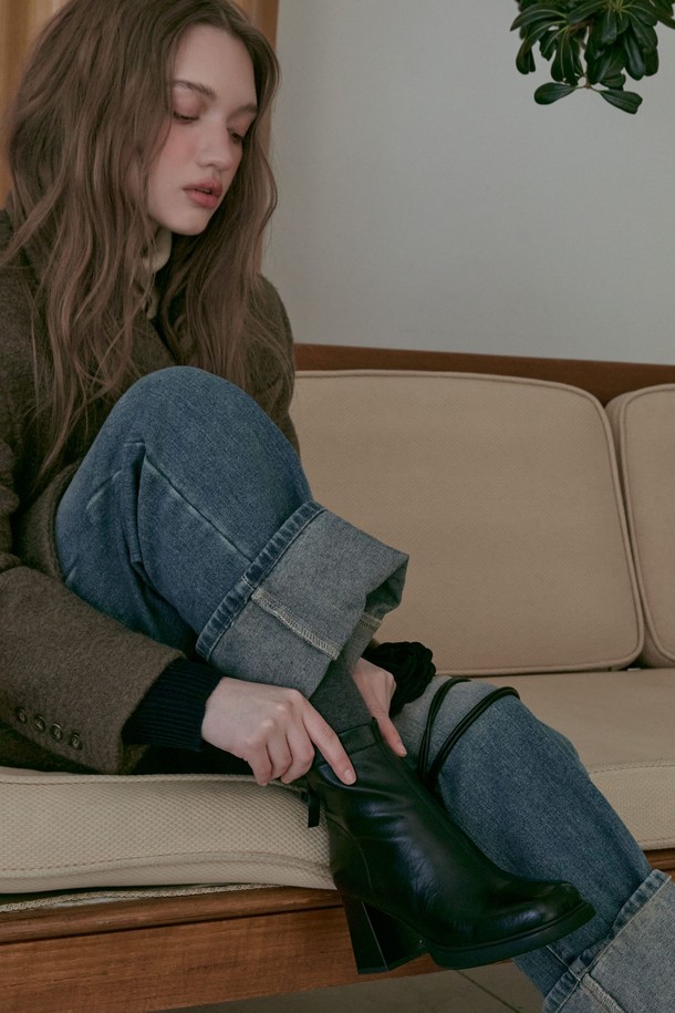 Mily Minimal 앵클부츠 8CM -VA9051 (2color)는 여성스러운 스타일을 완성하는 앵클 부츠입니다. 라운드 토우 디자인에 8cm 청키힐로 안정적인 착화감을 선사하며, 출근룩, 모임룩, 데이트룩 등 다양한 TPO에 활용 가능합니다. 미니멀한 디자인과 블랙, 브라운 두 가지 컬러로 출시되어 클래식, 미니멀, 시크한 스타일을 연출하기 좋습니다. 합성가죽 소재에 지퍼 여밈으로 편안하게 신고 벗을 수 있으며, 가을, 겨울 시즌에 따뜻하게 스타일링할 수 있습니다. 무지 패턴으로 어떤 옷에도 잘 어울려 데일리 부츠로 활용하기 좋습니다.
