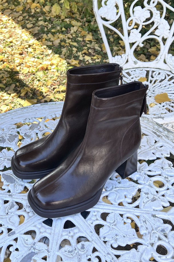 Mily Minimal Ankle Boot 앵클부츠 VA9051는 여성용 앵클부츠입니다. 라운드 토우 디자인에 8cm 청키힐로 안정적인 착화감을 선사하며, 일상, 출근룩, 모임룩, 데이트룩 등 다양한 TPO에 활용할 수 있습니다. 블랙과 브라운 두 가지 컬러로 출시되었으며, 미니멀한 디자인과 합성가죽 소재로 제작되어 시크하고 클래식한 스타일을 연출합니다. 지퍼 여밈으로 신고 벗기 편하며 가을, 겨울 시즌에 따뜻하게 착용할 수 있습니다.
