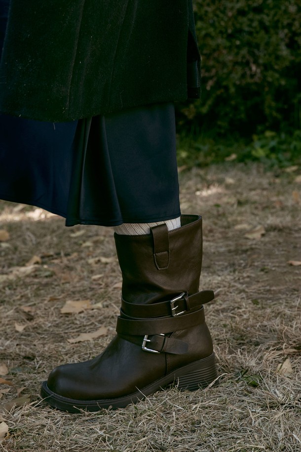 Roux(루) 벨티드 워커 부츠 6CM -VA9054는 여성용 워커 부츠입니다. 라운드 토우 디자인에 6cm의 통굽으로 제작되었으며, 가을, 겨울 시즌에 착용하기 좋습니다. 블랙과 브라운 두 가지 색상으로 출시되었으며, 버클과 지퍼로 간편하게 여밀 수 있습니다. 미드컷 탑라인과 벨트 디테일이 특징이며, 데일리룩, 출근룩, 모임룩 등 다양한 TPO에 클래식, 미니멀, 시크한 스타일을 연출할 수 있습니다. 합성가죽 소재로 제작되었습니다.
