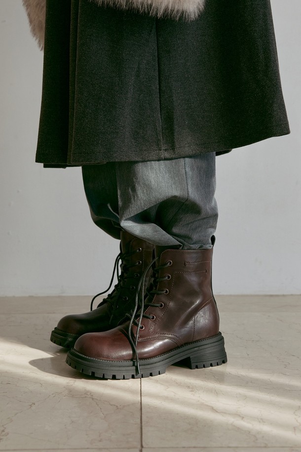 Roux Race Up 워커 부츠 -VA9060 (2color)는 가을과 겨울에 어울리는 여성용 워커 부츠입니다. 라운드 앞코에 레이스업 디자인이 돋보이며, 가죽 소재와 미드컷 탑라인으로 클래식하고 미니멀한 스타일을 연출합니다. 굽 높이는 중굽, 굽 타입은 통굽으로 안정적인 착용감을 제공하며, 무지 패턴에 두꺼운 밑창이 특징입니다. 출근룩에 워크웨어 스타일을 더하여 세련된 룩을 완성해 보세요.
