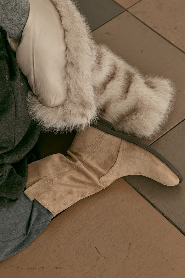 Aurette (오레트) 웨스턴 부츠 3.5CM -VA9061은 여성들을 위한 세련된 웨스턴 부츠입니다. 부드러운 스웨이드 소재와 3.5cm 로우힐 굽으로 편안함과 스타일을 동시에 잡았습니다. 뾰족한 앞코 디자인과 미드컷 탑라인이 다리 라인을 더욱 돋보이게 하며, 안감의 퍼(Fur) 디테일과 지퍼형 여밈으로 따뜻함과 편리함을 더했습니다. 베이지와 브라운 두 가지 색상으로 출시되어 다양한 룩에 매치하기 좋으며, 데이트룩, 모임룩 등 TPO에 맞춰 클래식, 미니멀, 캐주얼 스타일을 연출할 수 있습니다.
