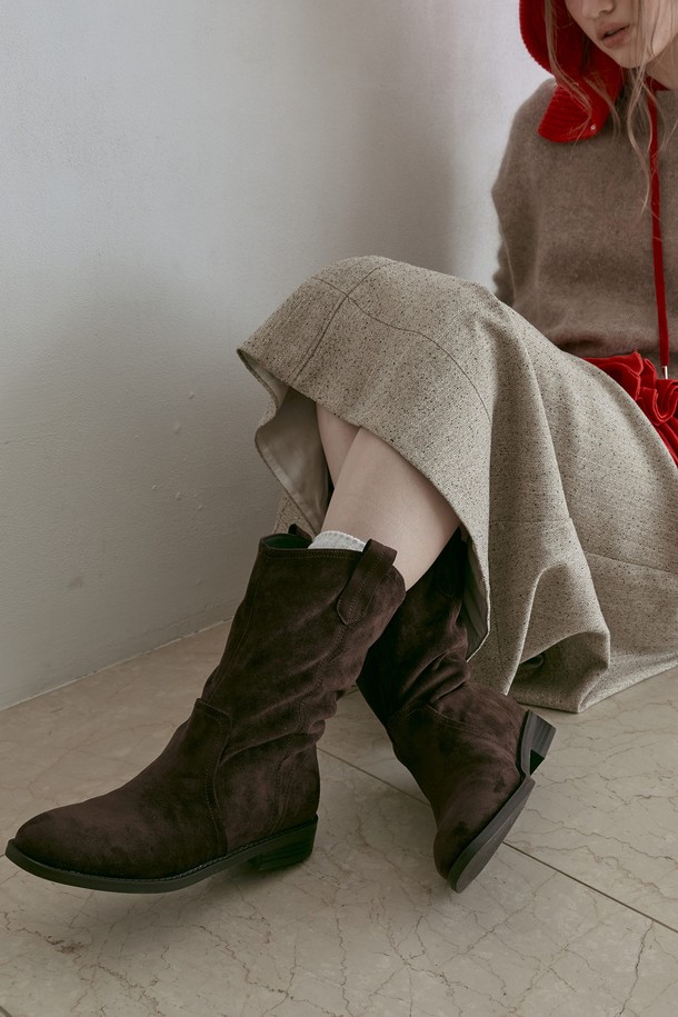 Aurette Western Boots(오레트 웨스턴 부츠) 3.5CM - VA9061은 여성스러운 룩을 완성하는 웨스턴 부츠입니다. 라운드 토우 디자인에 3.5cm 로우 힐로 편안한 착용감을 선사하며, 스웨이드 소재로 제작되어 부드러운 질감을 느낄 수 있습니다. 블랙, 브라운, 베이지 3가지 컬러로 출시되어 다양한 스타일 연출이 가능하며, 슬립온 방식으로 간편하게 신고 벗을 수 있습니다. 캐주얼, 클래식, 미니멀 스타일 모두 소화 가능하며, 가을/겨울 시즌 출근룩과 모임룩에 포인트를 더해줍니다. 웨스턴 디테일이 돋보이는 앵클 부츠로, 세련된 스타일을 완성해 보세요.
