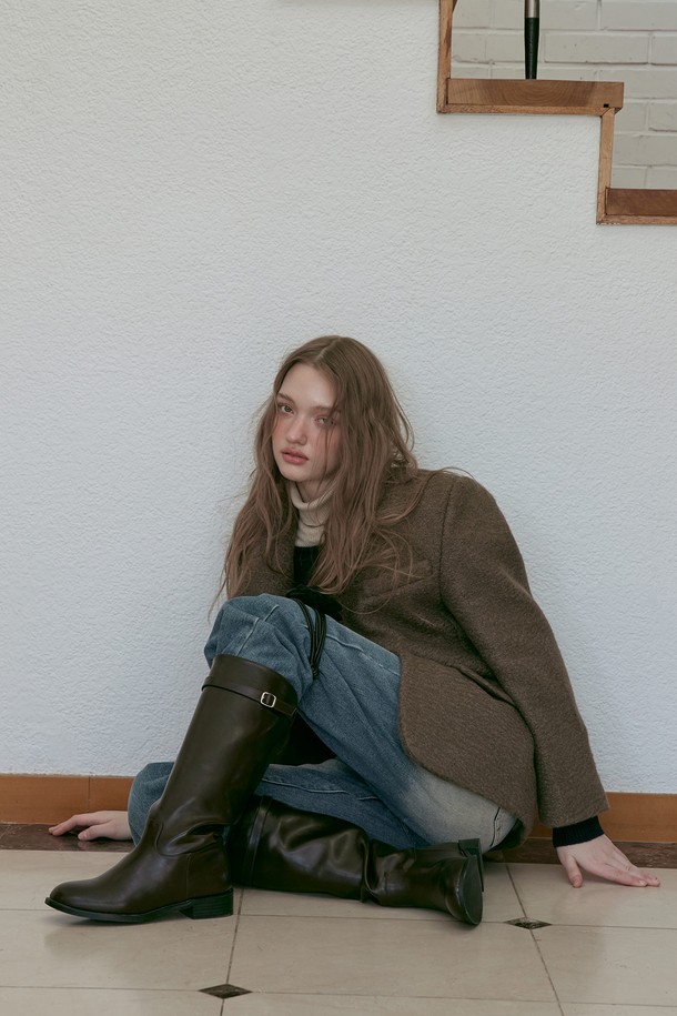 [예약배송 12월 10일] Cecil 벨티드 미니멀 롱 부츠는 4cm 로우힐 굽으로 편안함과 스타일을 모두 갖춘 여성 롱 부츠입니다. 다크브라운과 블랙 두 가지 색상으로 출시되어 출근룩, 모임룩 등 다양한 TPO에 활용 가능합니다. 라운드토 디자인에 인조가죽, 스웨이드, 고무 등의 소재를 사용하여 가을, 겨울 시즌에 따뜻하고 세련된 스타일을 연출합니다. 미니멀 디자인과 스트랩 디테일, 안티슬립 밑창, 수제작으로 완성되어 클래식, 미니멀, 시크 스타일을 선호하는 분들께 추천합니다. 특히 미끄럼 방지 기능이 더해져 안전하게 착용할 수 있습니다.
