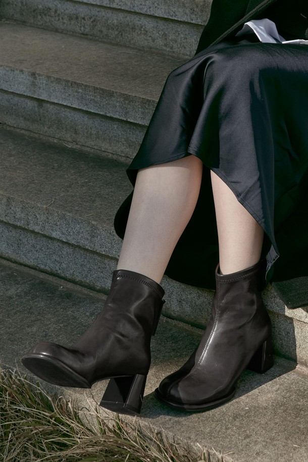 Siena 미니멀 앵클 부츠 6.5CM -VA9053 (3color)는 여성스러운 라인을 살려주는 앵클 부츠입니다. 부드러운 가죽 소재에 라운드 토 디자인으로 편안함을 더했으며, 6.5cm 청키힐이 안정적인 착화감을 제공합니다. 블랙, 브라운, 베이지 3가지 컬러로 출시되어, 출근룩, 모임룩, 데이트룩 등 다양한 TPO에 활용 가능합니다. 미니멀하고 시크한 디자인으로 클래식한 스타일을 연출하기 좋습니다. 지퍼 여밈으로 신고 벗기 편리합니다.
