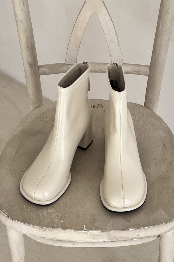 시에나 미니멀 앵클 부츠 6.5CM -VA9053는 여성용 앵클 부츠로, 가을과 겨울에 착용하기 좋습니다. 라운드 토우 디자인에 6.5cm 청키힐로 안정적인 착화감을 제공하며, 미니멀한 디자인이 특징입니다. 블랙, 브라운, 화이트 세 가지 컬러로 출시되어 다양한 스타일에 매치하기 용이합니다. 출근룩이나 모임룩에 시크하고 클래식한 분위기를 더해줍니다. 합성가죽 소재로 제작되었습니다.
