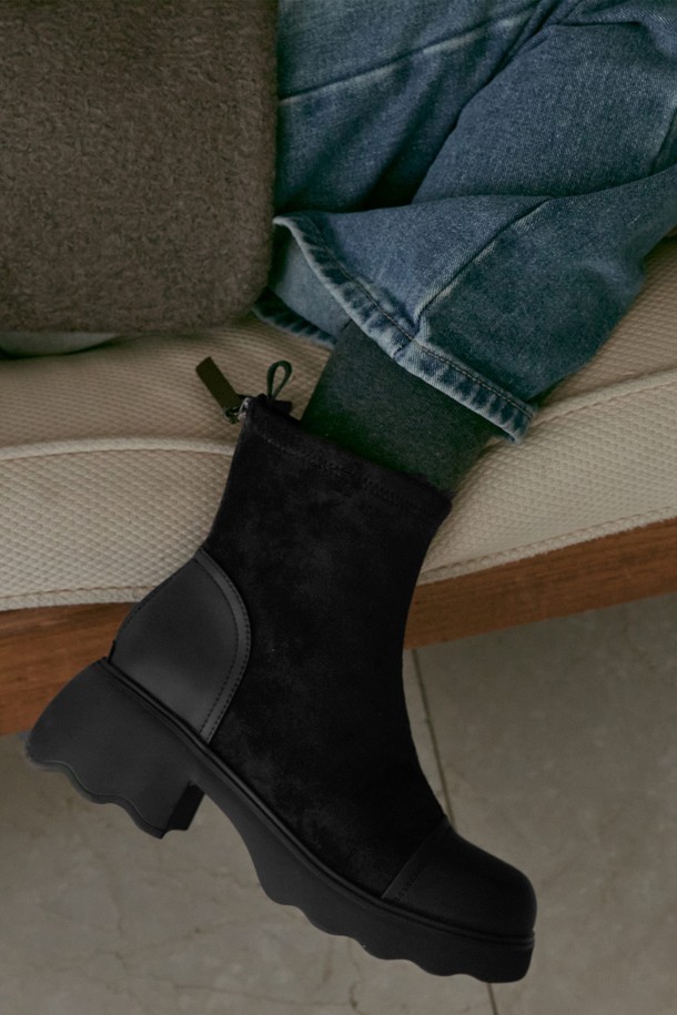 Ligne minimal (린느 미니멀) Flatform (플랫폼) 앵클 부츠 7CM -VA9058는 미니멀한 디자인과 세련된 스타일을 추구하는 여성들을 위한 앵클 부츠입니다. 부드러운 스웨이드 소재와 라운드 토우 디자인으로 편안함과 시크함을 동시에 선사합니다. 7cm 청키힐은 안정적인 착화감을 제공하며, 지퍼 여밈으로 신고 벗기 편리합니다. 블랙과 기타 1가지 색상으로 출시되어 출근룩, 모임룩, 데이트룩 등 다양한 TPO에 활용 가능하며, 미니멀, 클래식, 시크 스타일을 연출하기 좋습니다. 가을, 겨울 시즌에 따뜻하고 스타일리시하게 연출해 보세요.
