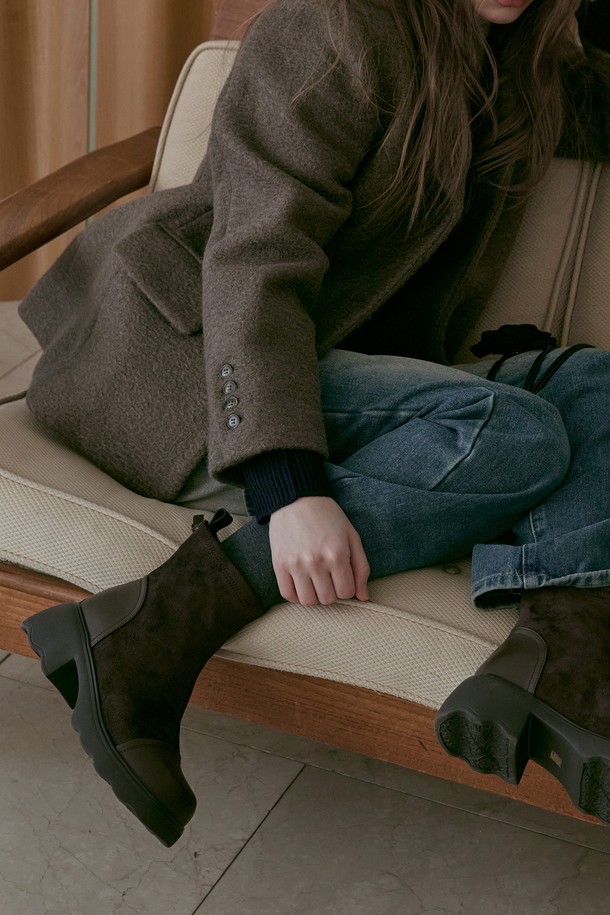 Ligne minimal(린느 미니멀) Flatform ankle Boots(플랫폼 앵클 부츠) 7CM -VA9058 앵클 부츠는 여성용 신발로, 가을과 겨울에 어울리는 아이템입니다. 라운드 토우 디자인에 블랙, 브라운 두 가지 색상으로 제공되며, 일상, 출근룩, 모임룩, 데이트룩 등 다양한 TPO에 활용 가능합니다. 미니멀, 클래식, 시크 스타일을 연출하기 좋으며, 7cm의 플랫폼 굽으로 다리가 길어 보이는 효과를 줍니다. 부드러운 합성가죽 소재에 지퍼로 간편하게 신고 벗을 수 있습니다.
