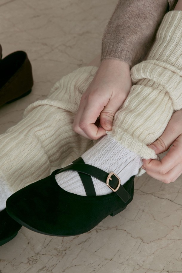 Aria 크로스 스트랩 플랫슈즈 2CM -VA9055는 여성용 플랫슈즈입니다. 부드러운 스웨이드 소재와 2CM 플랫 굽으로 편안한 착용감을 선사하며, 라운드 토우 디자인과 크로스 스트랩이 발을 안정적으로 잡아줍니다. 봄, 여름, 가을 계절에 데이트룩, 모임룩, 미니멀, 클래식, 캐주얼 스타일 모두 소화 가능한 아이템입니다. 2가지 색상으로 출시되어 다양한 룩에 매치하기 좋습니다.
