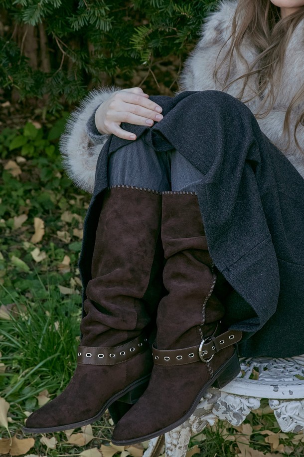 Giesel (지젤) 벨티드 웨스턴 부츠 스웨이드 웨스턴 부츠 4.5CM -VA9063는 여성용 웨스턴 부츠입니다. 부드러운 스웨이드 소재에 4.5cm 웨지힐을 적용하여 편안함과 스타일을 동시에 잡았습니다. 라운드 앞코와 미드컷 탑라인이 세련된 실루엣을 연출하며, 벨트 디테일이 포인트로 더해져 클래식, 미니멀, 캐주얼 룩에 모두 잘 어울립니다. 브라운, 블랙 두 가지 컬러로 제공되어 다양한 데이트룩과 모임룩에 활용하기 좋습니다. 가을, 겨울 시즌에 따뜻하고 멋스럽게 연출해보세요.
