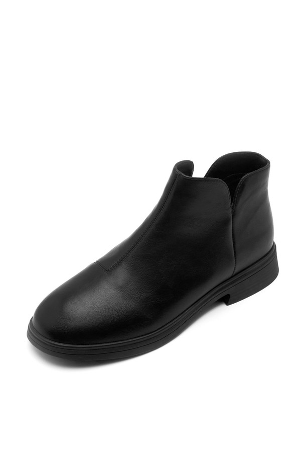 Serie Minimal 앵클 부츠는 안감 기모 처리로 따뜻하게 착용 가능한 여성 앵클 부츠입니다. 3.5cm 로우힐 굽으로 편안한 착용감을 제공하며, 라운드 앞코와 미니멀 디자인으로 어떤 스타일에도 잘 어울립니다. 블랙 컬러의 무지 디자인으로, 출근룩이나 모임룩 등 다양한 TPO에 활용 가능하며, 미니멀, 클래식, 시크 스타일을 연출하기 좋습니다. 가을, 겨울 시즌에 합성가죽 소재로 제작되어 세련된 분위기를 더합니다.
