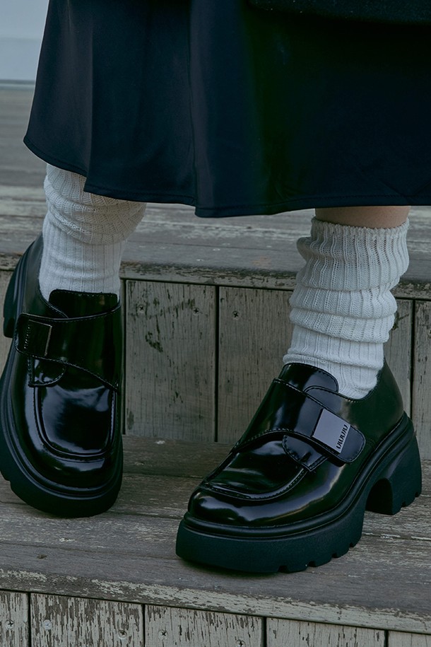 세련된 스타일을 완성하는 몽크 스트랩 플랫폼 로퍼 (7cm) - UA9029BB (블랙, 1color)입니다. 라운드 앞코와 무지 디자인으로 클래식, 미니멀, 시크한 스타일을 연출하기 좋습니다. 7cm 플랫폼 굽과 두꺼운 밑창은 편안한 착화감과 함께 다리 라인을 더욱 돋보이게 합니다. 합성가죽 소재로 제작되어 봄, 가을 출근룩, 오피스룩, 모임룩 등 다양한 TPO에 활용 가능합니다. 몽크 스트랩 디테일이 돋보이는 로우탑 디자인으로, 세련된 여성스러움을 강조합니다.
