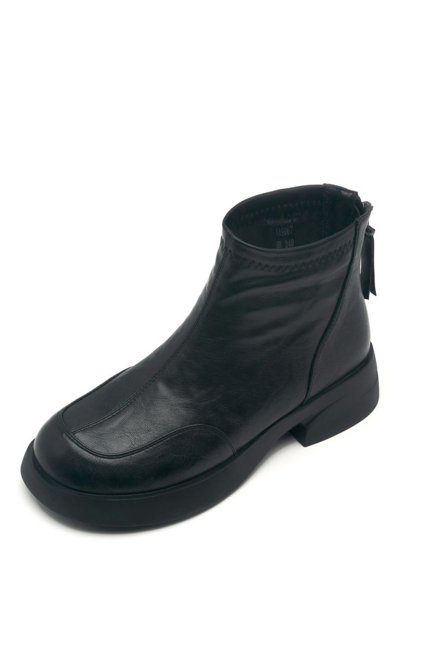 세련된 스타일을 완성하는 Colin Round Edge Ankle Boots 앵클부츠 4.5CM -VA9067 (2color)입니다. 부드러운 합성가죽과 스웨이드 소재로 제작되어 가을, 겨울 시즌에 따뜻하고 포근하게 착용할 수 있습니다. 4.5cm 로우힐 굽으로 편안함과 다리 라인의 아름다움을 동시에 살려줍니다. 라운드 앞코와 미니멀 디자인, 백지퍼 디테일이 돋보이며, 무지 패턴에 다크브라운, 블랙 두 가지 컬러로 출시되어 다양한 출근룩, 미니멀, 클래식, 시크 스타일을 연출하기 좋습니다. 발등이 높거나 발볼이 넓은 경우 0.5 사이즈 업을 권장합니다.
