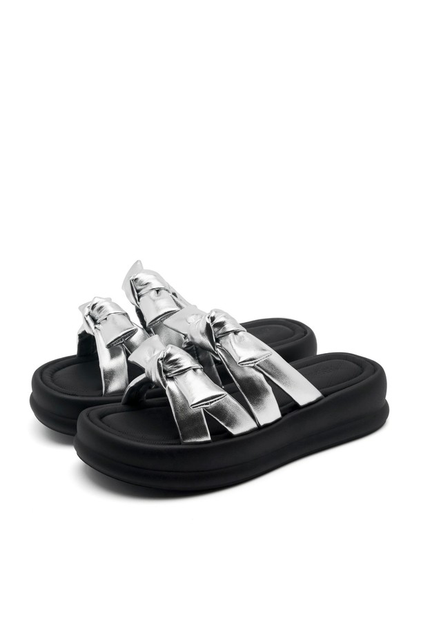 Vlogg Twins Bow Flatform 샌들 4.5cm -VS7074는 여름철 여성의 발을 편안하게 해줄 세련된 샌들입니다. 라운드 앞코 디자인에 합성가죽 소재로 제작되었으며, 4.5cm 높이의 플랫폼 굽과 리본 장식이 더해져 여성스러운 매력을 더합니다. 블랙과 실버 두 가지 색상으로 출시되어 다양한 스타일에 매치하기 좋으며, 슬립온 타입으로 편안하게 착용할 수 있습니다.
