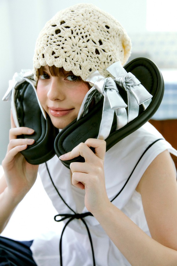 Vlogg Twins Bow Flatform 샌들 4.5cm -VS7074는 여름철 여성의 발을 편안하게 해줄 세련된 샌들입니다. 라운드 앞코 디자인에 합성가죽 소재로 제작되었으며, 4.5cm 높이의 플랫폼 굽과 리본 장식이 더해져 여성스러운 매력을 더합니다. 블랙과 실버 두 가지 색상으로 출시되어 다양한 스타일에 매치하기 좋으며, 슬립온 타입으로 편안하게 착용할 수 있습니다.
