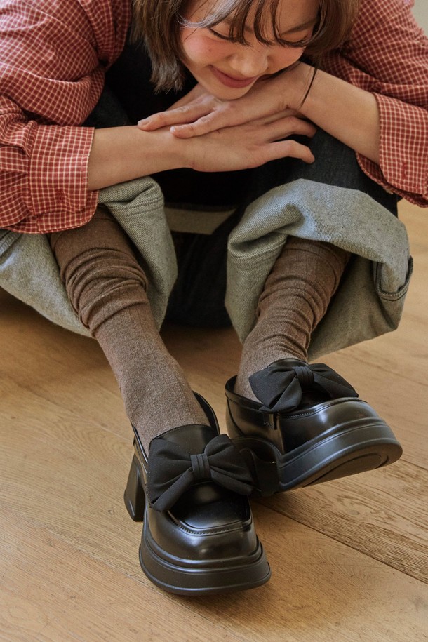 Roven Bigbow (로벤 빅보우) 리본 플랫폼 로퍼 6.5cm -UA9050은 여성용 로퍼입니다. 블랙과 아이보리 두 가지 색상으로 출시되었으며, 일상 및 캐주얼 스타일에 적합합니다. 라운드 토우 디자인에 6.5cm 플랫폼 굽으로 제작되었으며, 비건 가죽 및 합성가죽을 사용하여 사계절 내내 착용 가능합니다. 슬립온 스타일로 편안하게 신을 수 있으며, 리본 디테일이 특징입니다. 라텍스 쿠션 인솔과 ZE-RUN 솔라이트 폼 아웃솔을 사용하여 편안한 착용감을 제공하며, 핸드크래프트 제작으로 완성도를 높였습니다. 데이트룩, 쇼핑룩에 미니멀, 클래식, 캐주얼 스타일로 연출하기 좋습니다.
