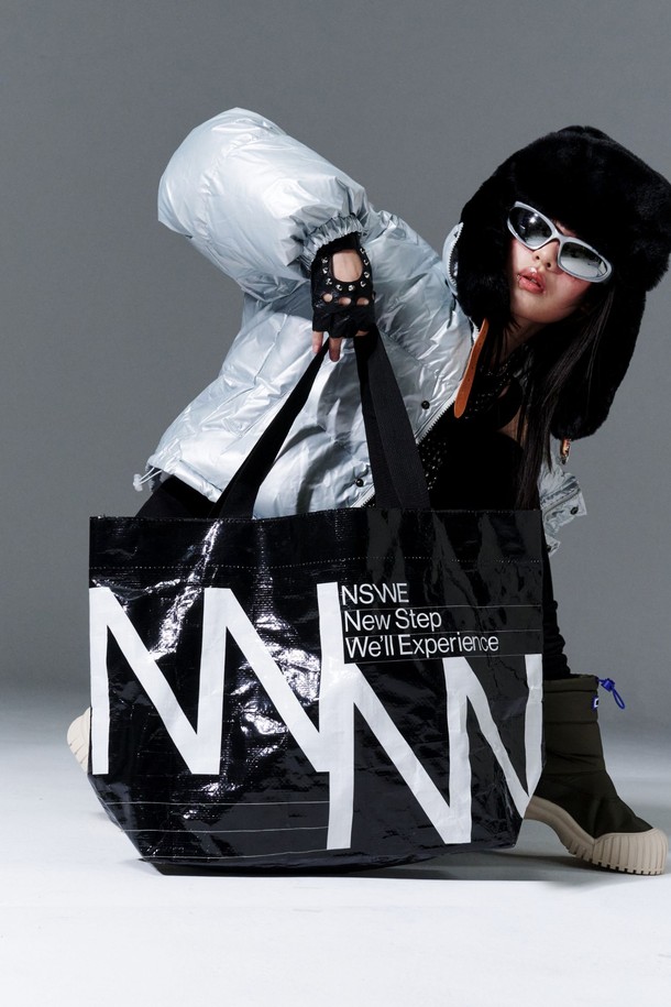 NSWE(엔에스더블유이) REUSABLE BAG - NSWBAGBK는 남성을 위한 미디엄 사이즈의 블랙 에코백입니다. 주름 패턴과 로고 디자인 장식이 돋보이며, PVC와 폴리에스테르 소재를 사용하여 방수 및 생활 방수 기능을 갖췄습니다. 내부 포켓과 대용량 수납이 가능하며, 이중 코팅과 광택 마감으로 고급스러움을 더했습니다. 오픈형 잠금 방식의 사각 디자인으로, 여행룩, 캠핑룩, 쇼핑룩 등 다양한 TPO에 미니멀, 캐주얼, 시티보이 스타일로 활용하기 좋습니다.
