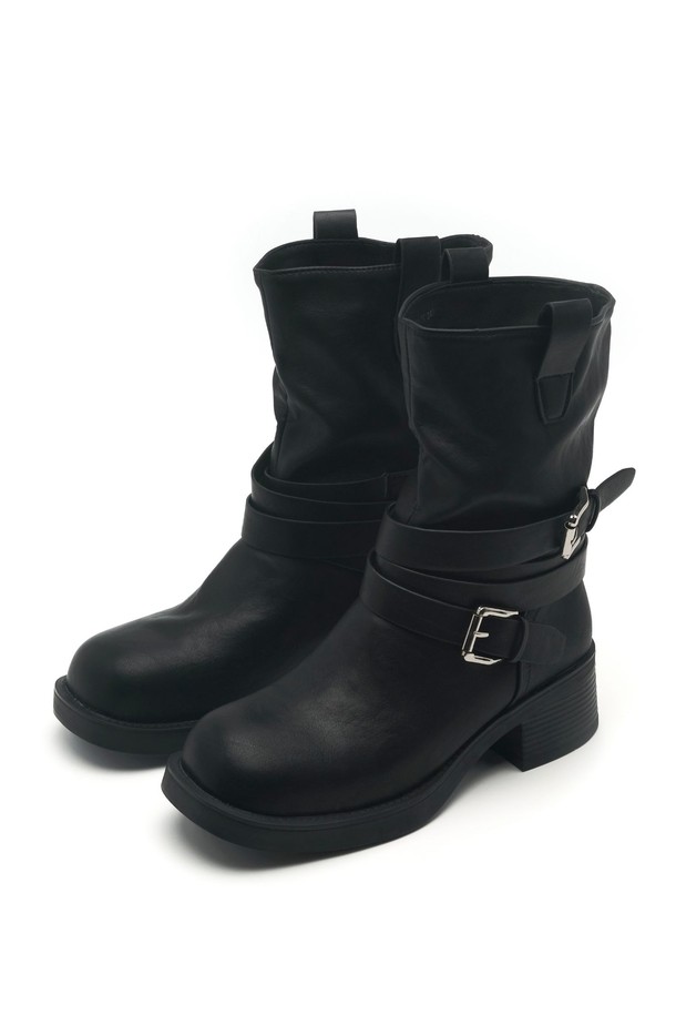 Roux(루) 벨티드 워커 부츠 6CM - VA9054는 여성스러운 라인을 살려주는 벨티드 디테일이 돋보이는 워커 부츠입니다. 라운드 토우 디자인과 6cm의 청키힐 굽으로 편안함과 스타일리시함을 동시에 잡았습니다. 블랙과 브라운 두 가지 색상으로 출시되어, 가을, 겨울철 출근룩, 모임룩, 데이트룩 등 다양한 TPO에 매치하기 좋습니다. 합성가죽 소재로 제작되어 관리가 용이하며, 버클 여밈으로 안정적인 착용감을 제공합니다. 클래식, 미니멀, 시크 스타일을 즐겨 입는 여성분들에게 추천합니다.
