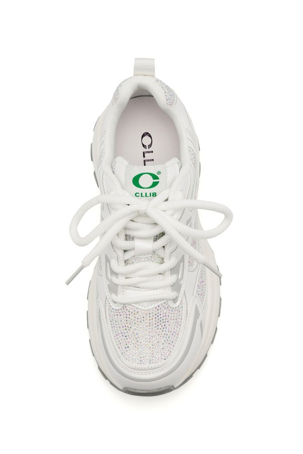 코셔 스니커즈 - CL0701 (2 color)는 여성용 스니커즈로, 일상 및 캐주얼한 스타일에 적합합니다. 아이보리, 실버 두 가지 색상으로 출시되었으며, 봄, 여름, 가을 계절에 활용하기 좋습니다. 라운드 앞코와 6.5cm 통굽 디자인이 특징이며, 메쉬, 폴리에스테르, 천연 PU 레더 소재를 사용하여 편안함과 스타일을 동시에 잡았습니다. 멀티레이어 컬러와 크리스탈컷 주얼리 장식이 돋보이며, 메모리폼 인솔, 미끄럼 방지 기능, 통기성, 구조적 아웃솔 디자인으로 활동성을 높였습니다. 데이트룩, 쇼핑룩 등 다양한 TPO에 캐주얼, 미니멀, 스포티 스타일을 연출해보세요.
