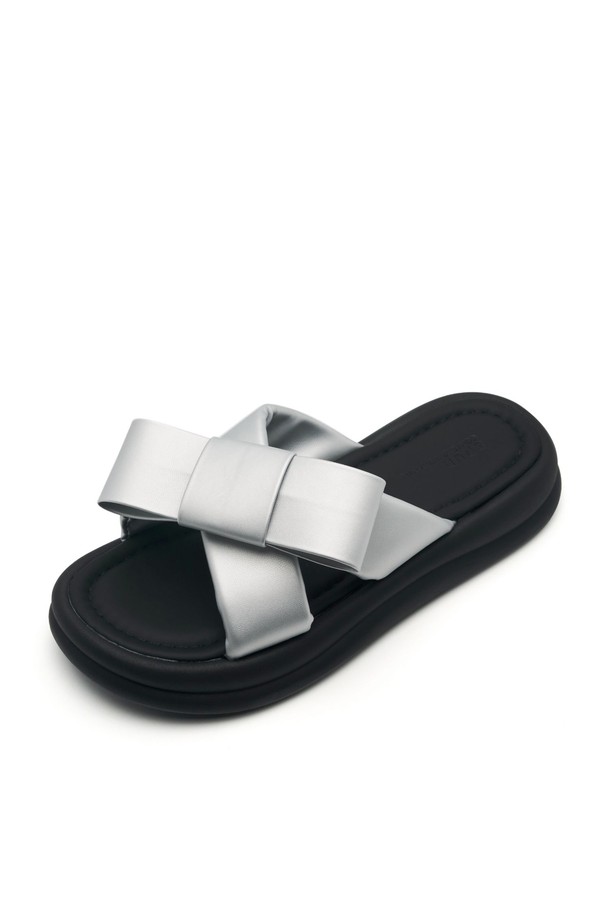 Goa Big Bow Softly 샌들 3.5cm -VS9054는 부드러운 합성가죽 소재에 빅보우 디테일과 로우힐 굽으로 여성스러운 매력을 더한 오픈토 샌들입니다. 편안한 착용감을 위한 소프트 쿠션과 크로스 탑라인 디자인으로, 여름철 일상에서 시원하고 스타일리시하게 연출할 수 있습니다. 화이트와 블랙 두 가지 컬러로 출시되어, 다양한 스타일에 맞춰 폭넓게 활용 가능합니다.
