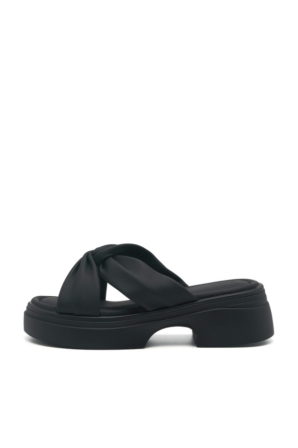 Roa Wrinkle & Softly Flatform 샌들 VS9058은 여름철 일상에서 편안하게 착용하기 좋은 여성 샌들입니다. 부드러운 합성가죽 소재에 주름 디테일이 더해져 세련된 디자인을 자랑하며, 5cm 플랫폼 굽이 다리 라인을 더욱 돋보이게 합니다. 블랙 컬러에 오픈형 탑라인으로 시원하고 편안한 착용감을 선사합니다.
