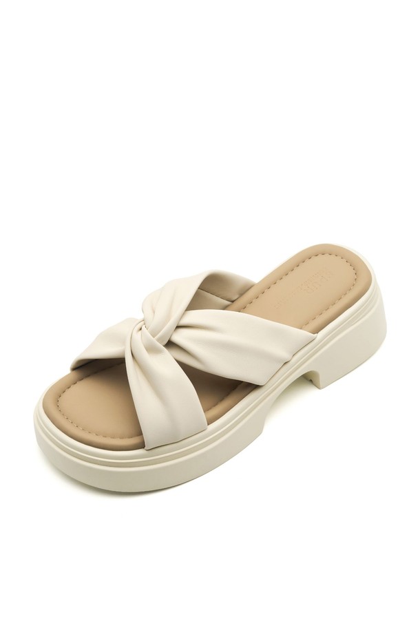 Roa Wrinkle & Softly Flatform 샌들 VS9058은 봄, 여름에 어울리는 여성용 샌들입니다. 라운드 앞코 디자인에 5cm 플랫폼 굽으로 편안함과 스타일을 동시에 잡았으며, 부드러운 합성가죽 소재와 리본 장식이 특징입니다. 화이트, 레드의 두 가지 컬러로 제공되며, 일상에서 폭넓게 활용할 수 있습니다.
