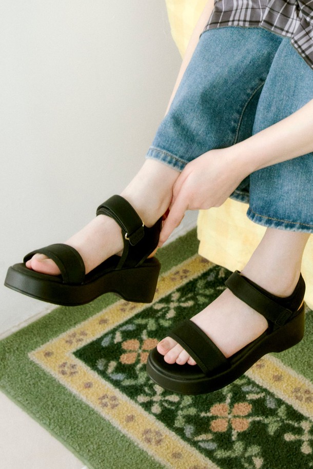 Nell 네오프렌 플랫폼 샌들 VS7069는 오픈토 디자인에 5.5cm 굽 높이의 편안한 착용감을 제공하는 여성 샌들입니다. 네오프렌 소재로 제작되어 부드러운 착용감을 선사하며, 벨크로형 여밈으로 간편하게 신고 벗을 수 있습니다. 블랙 색상에 무지 디자인으로 다양한 일상 스타일에 매치하기 좋으며, 봄, 여름 시즌에 활용하기 좋습니다.
