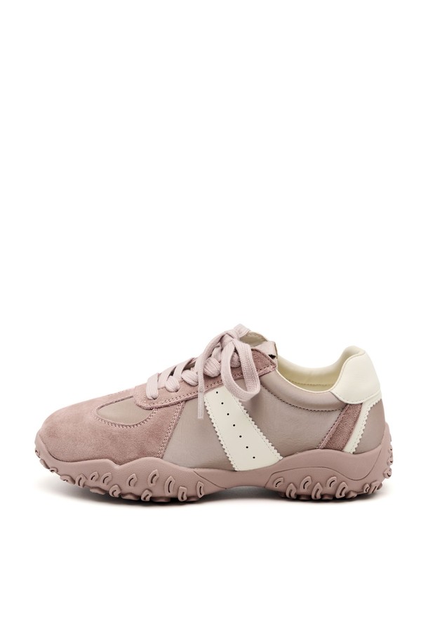 Cob Racer Leather 스니커즈 VS9063는 여성용 스니커즈로, Light Beige와 Mud Pink 두 가지 색상으로 출시되었습니다. 천연 가죽과 마이크로파이버 합성가죽 소재를 사용하여, 플랫 굽에 3.5cm의 굽높이로 제작되어 편안한 착용감을 제공합니다. 봄, 여름, 가을 계절에 어울리는 컨템포러리 로맨틱 스타일의 무지 디자인 스니커즈로, 레이스업 방식으로 착용하며, 발볼이 일반적인 핏입니다.
