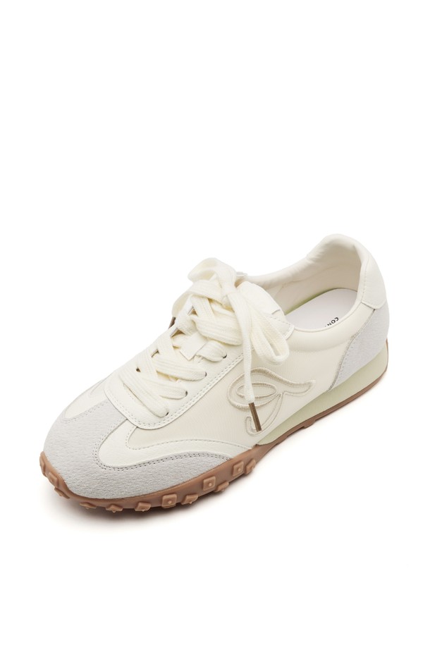 Cob Racer Leather 스니커즈는 부드러운 천연가죽과 패브릭 소재를 사용하여 편안함과 스타일을 모두 갖춘 여성용 스니커즈입니다. 아이보리와 베이비 핑크 두 가지 색상으로 제공되며, 3cm 플랫 굽과 라운드 앞코 디자인으로 일상에서 편안하게 착용할 수 있습니다. 레트로 무드와 베이직한 디자인, R 자수 디테일이 돋보이며, 곡선형 인솔과 캐주얼 플랫 아웃솔, 수제작으로 완성되어 높은 퀄리티를 자랑합니다.
