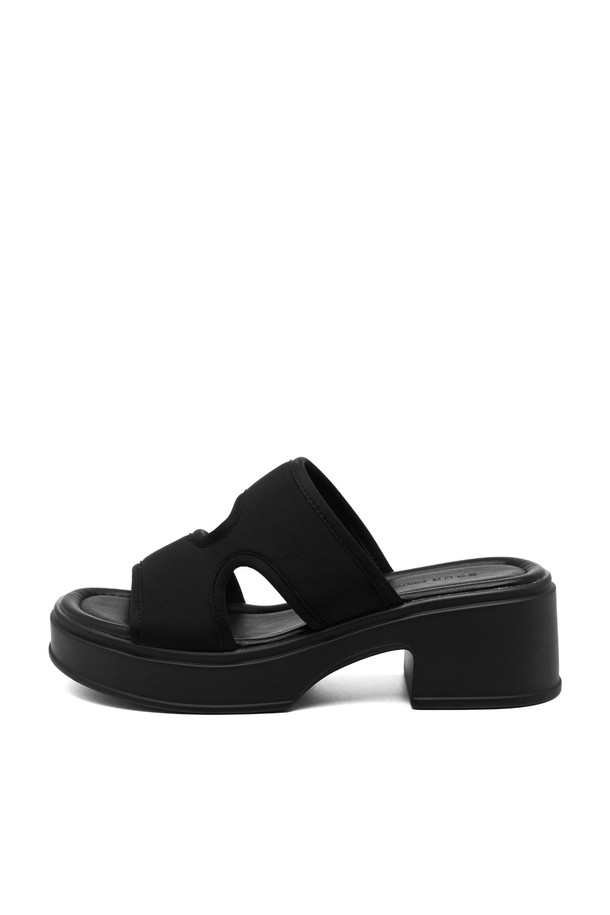 Nell 네오프렌 플랫폼 슬리퍼 샌들 (5.5cm, VS9034)은 편안함과 스타일을 모두 갖춘 여성용 신발입니다. 라운드 앞코 디자인에 블랙 컬러의 무지 패턴이 적용되었으며, 네오프렌, 합성가죽, 우레탄 소재로 제작되어 내구성과 쿠셔닝을 제공합니다. 5.5cm 플랫폼 굽과 라텍스 미드솔, 경량 디자인으로 편안한 착용감을 선사하며, 오픈형에 스트랩 디테일로 포인트를 더해 일상적인 스타일을 완성합니다.
